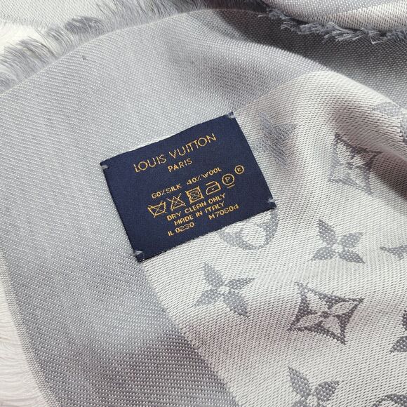 Louis Vuitton LV Logo Monogram Oversize Scarf Shawl | M70804 | Pearl Grey - Picture 2 of 5